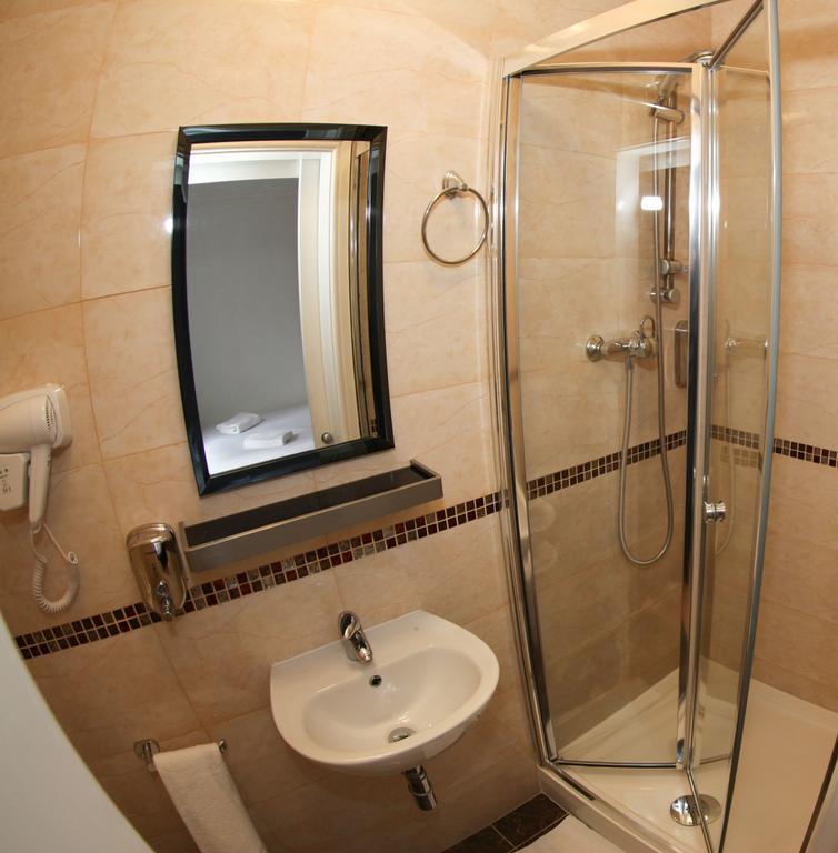 Heathrow 2* Hillingdon