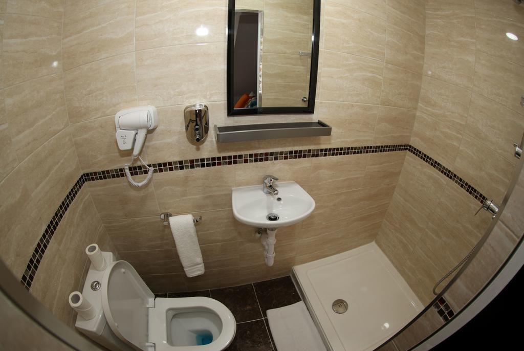 Heathrow Hotel 2*